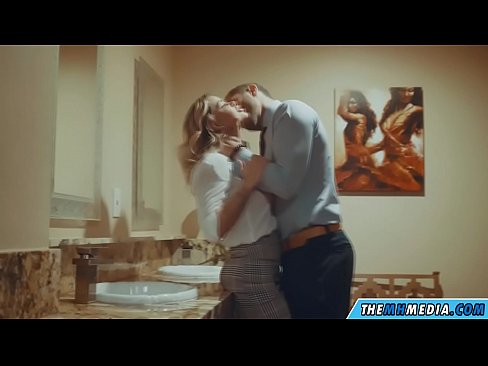 ❤️ Kana blonde ine busty inokukwezvera muchimbuzi cheveruzhinji ❤❌ ❌❤